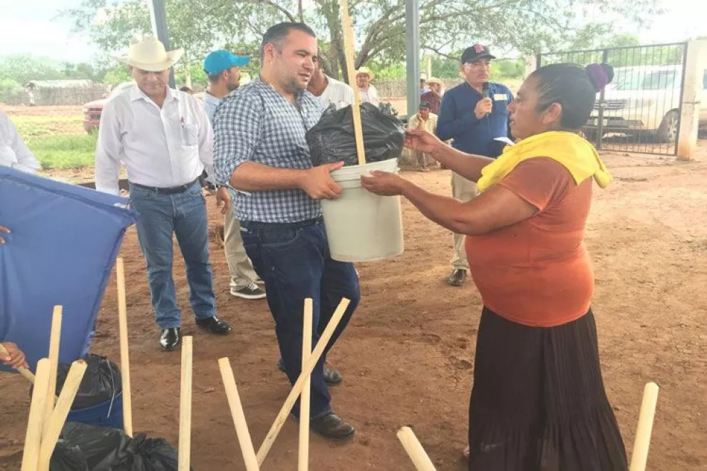 Llega ayuda a Villa Juárez y otras comunidades de Navolato