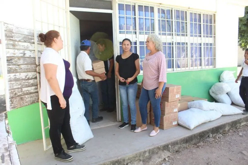 Lleva DIF Desayunos escolares en Villa Juárez