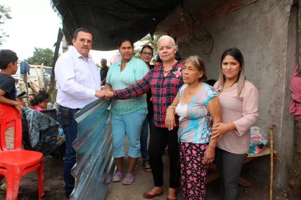 Llevan apoyos a la familia afectada por incendio en Villa Juárez