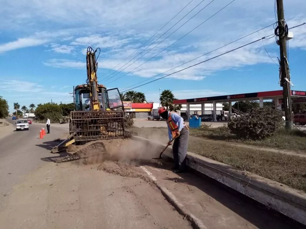 Llevan campaña intensa de limpieza de calles en Villa Juárez