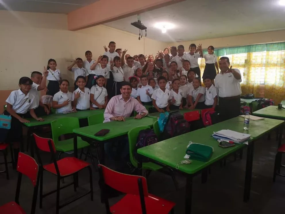 Llevan programa Valores de la democracia en Villa Juárez