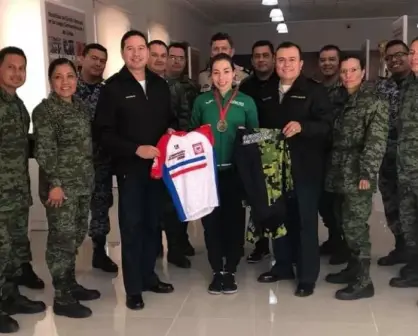 Ciclista internacional culichi en la Sala de Historia del Museo del Ejercito