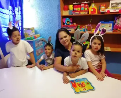 Martha apoyando a niños con autismo de Sinaloa