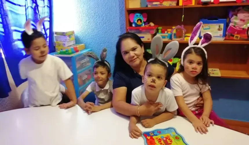 Martha apoyando a niños con autismo de Sinaloa