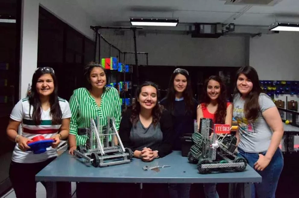 Jóvenes mexicanas buscan conquistar el mundo con robots