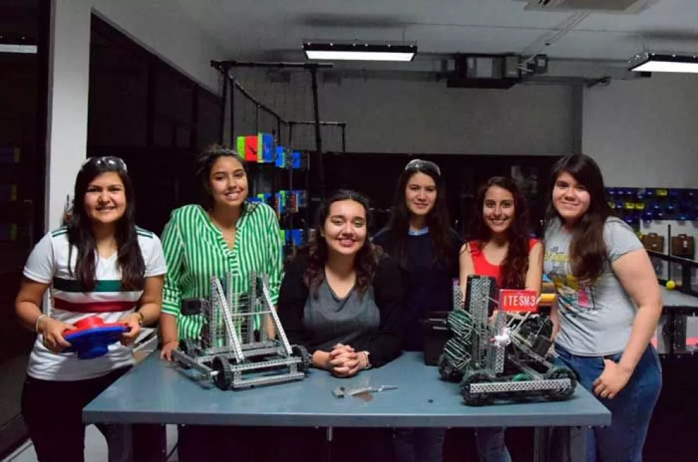 Jóvenes mexicanas buscan conquistar el mundo con robots