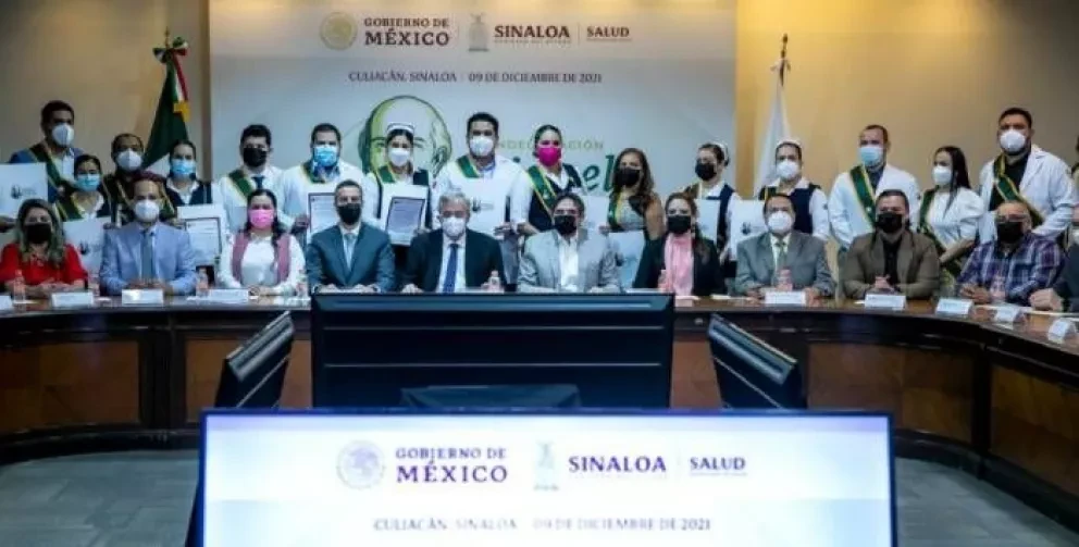 Rocha entrega la medalla Miguel Hidalgo a personal de salud
