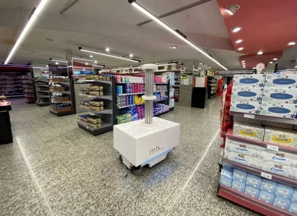 Este es el robot que combate el Covid-19 con luz ultravioleta
