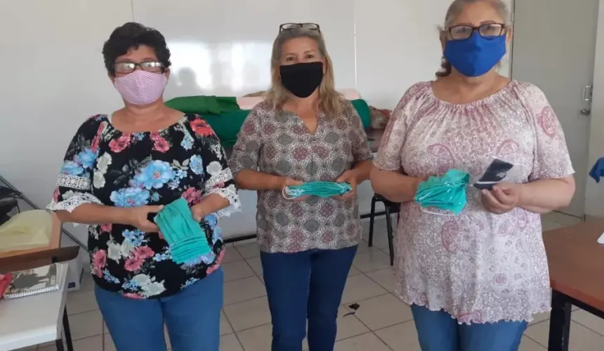 Mujeres de Villa Juárez realizan cubrebocas durante la contingencia