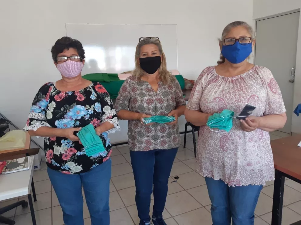 Mujeres de Villa Juárez realizan cubrebocas durante la contingencia