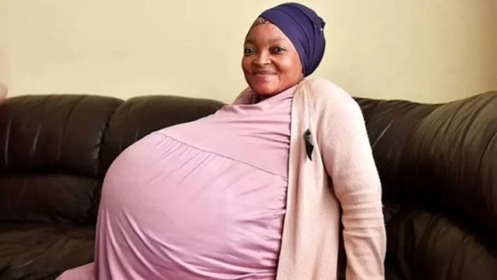 Mujer sudafricana da a luz a 10 bebés en un solo parto