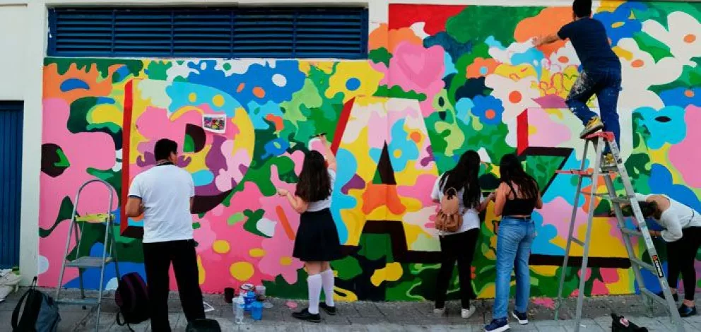 Ciudadanos pintan mural de paz en estadio Universitario de la UAS