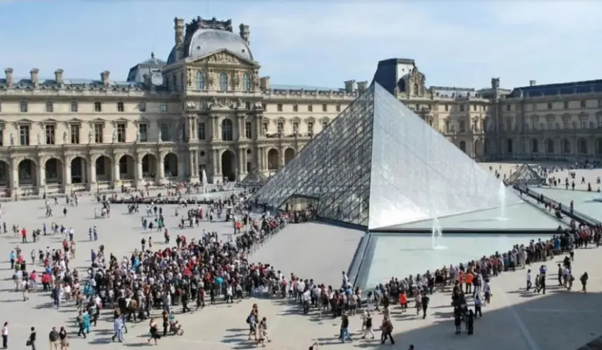 El museo Le Louvre de París. El más grande del mundo