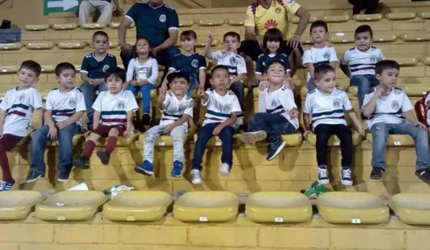 Niños de Villa Juárez con los Dorados