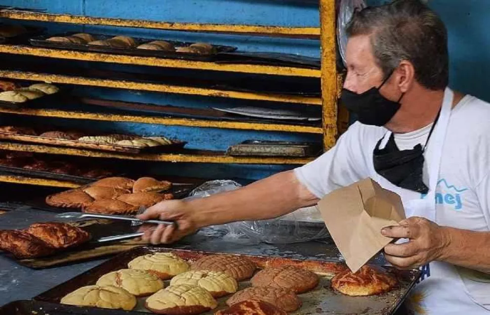 Miguel Ángel Pérez un panadero culichi con 45 años en el oficio