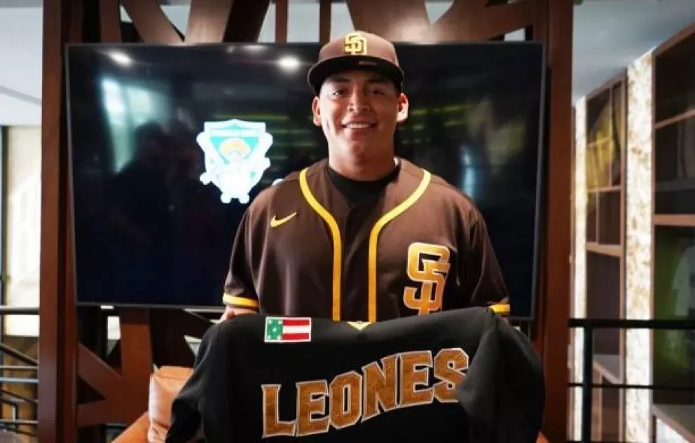 Sinaloense Oliver Carrillo firma con Los Padres de San Diego