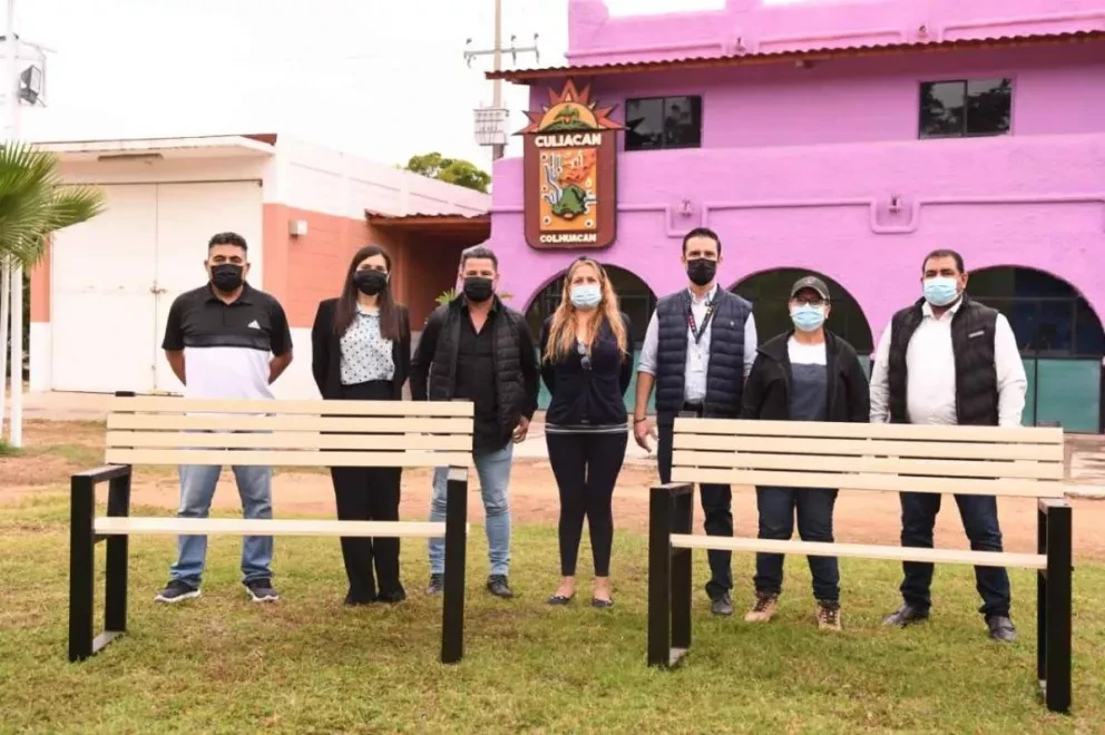 Oxxo donó 25 bancas para Parques y Jardines de Culiacán