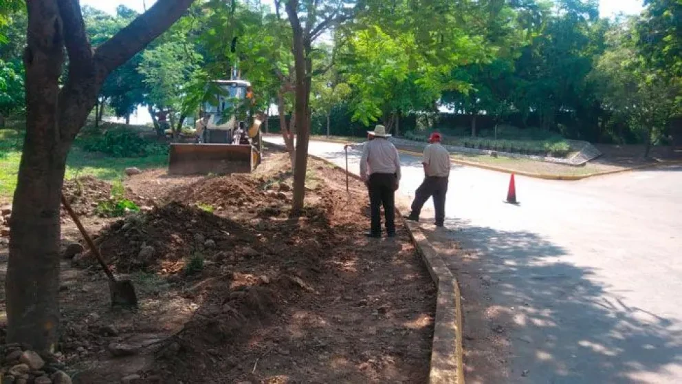 En construcción nuevo andador en el parque 87