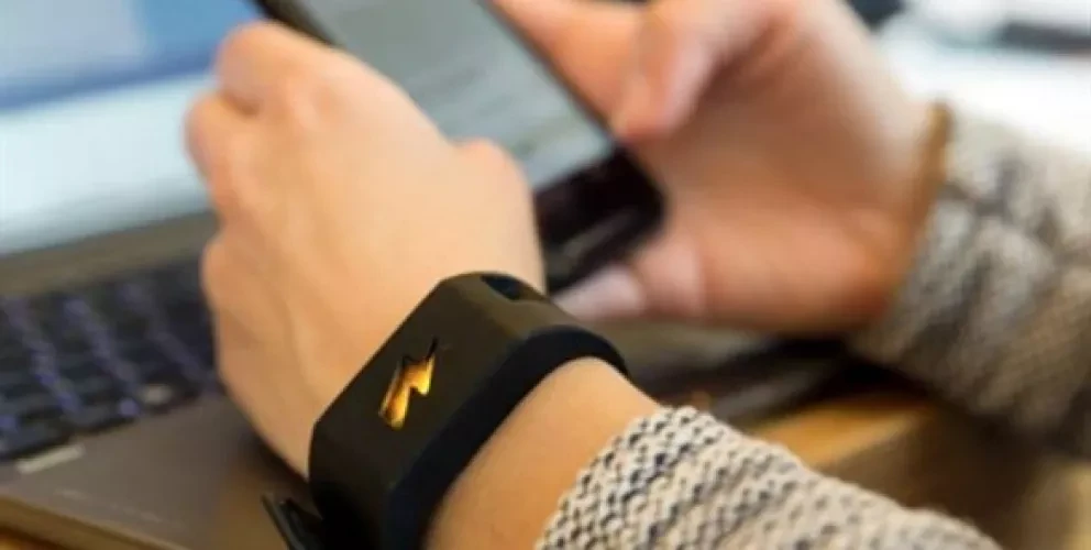 Con un choque eléctrico, la pulsera Pavlok, te ayuda a bajar de peso