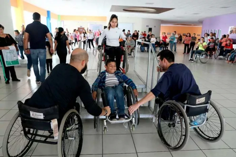 ¿Cómo ayudar a una persona discapacitada en acciones cotidianas?
