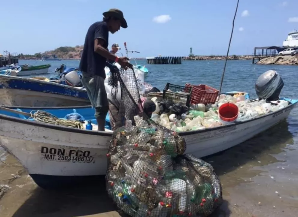 Pescaron 3 toneladas de plástico en torneo de pesca