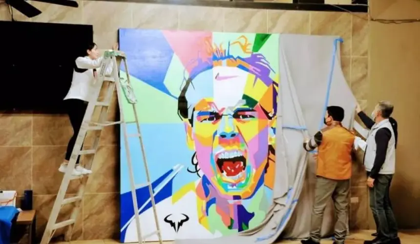 Joven tenista devela su obra artística en honor a Rafa Nadal