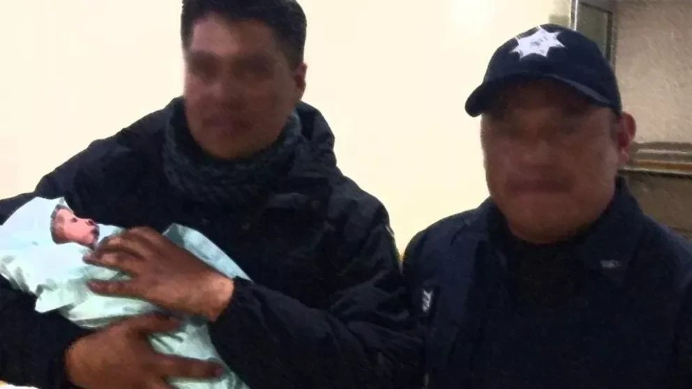 Policía Federal partero apoya nacimiento de bebé en carretera