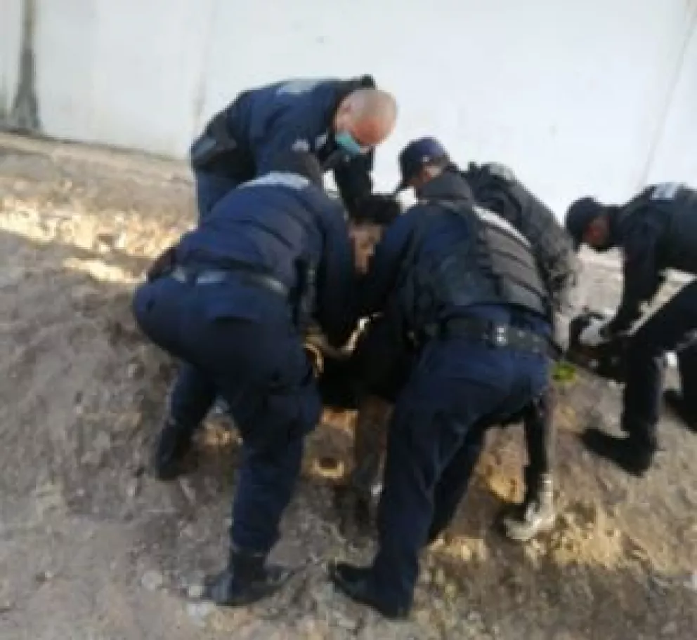 Policías auxilian a mujer herida en Parque de Las Riberas