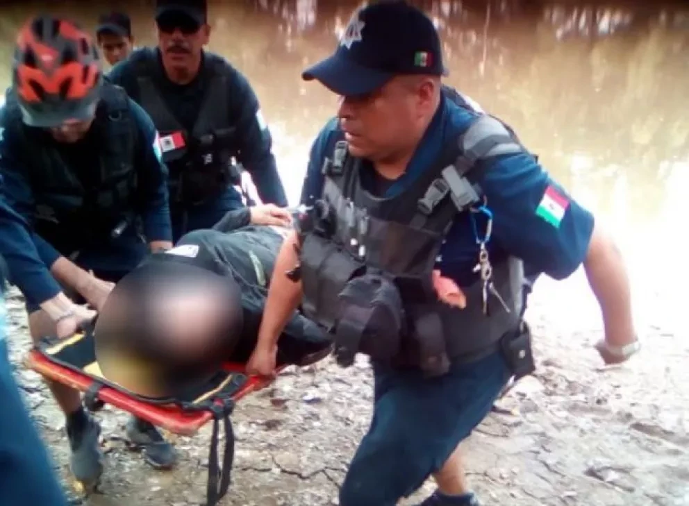Policías dejan armas para salvar a mujer que se ahogaba en el río