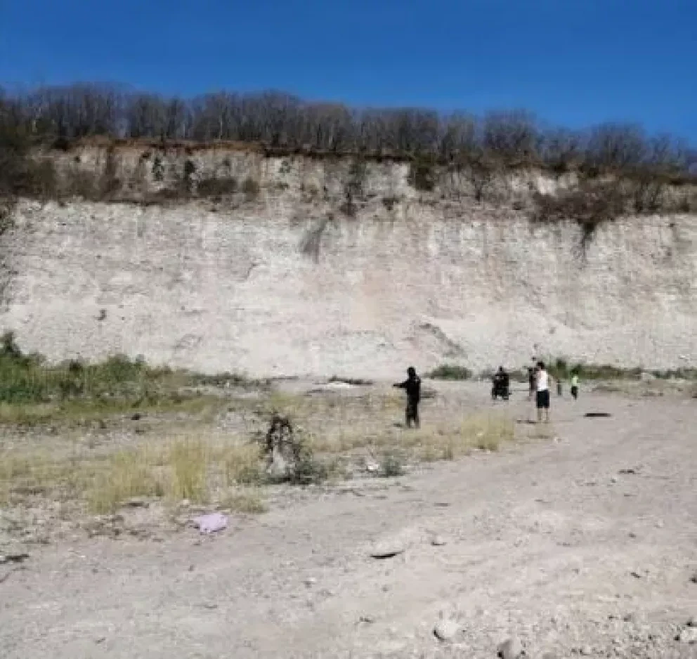 Policías de Culiacán rescatan a 2 niños de caer en un precipicio