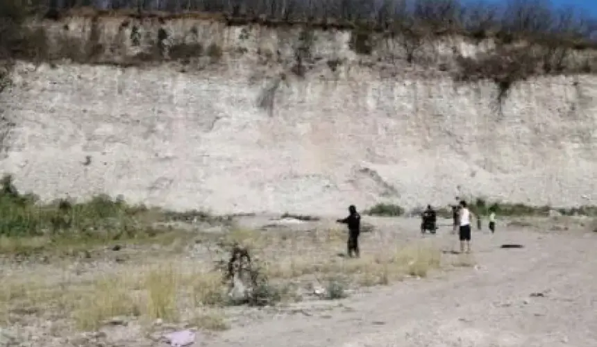 Policías de Culiacán rescatan a 2 niños de caer en un precipicio