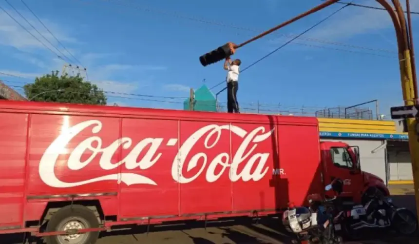 Tránsitos de Culiacán reparan semáforos dañados por lluvias