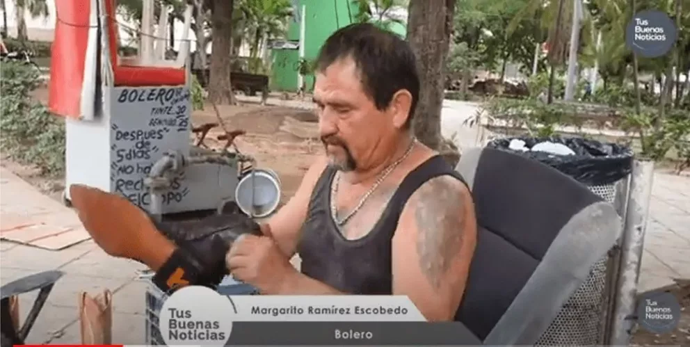 Margarito desempeña el oficio de ser bolero con gran entusiasmo