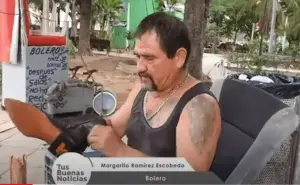 Margarito desempeña el oficio de ser bolero con gran entusiasmo