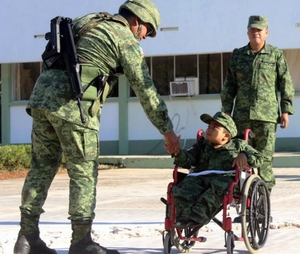 Russel, un niño con discapacidad cumple su sueño de ser soldado