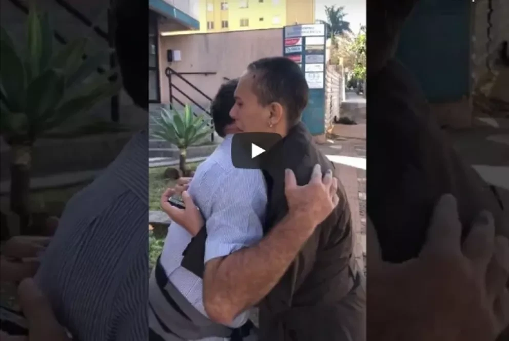 Para pagar cirugía por enfermedad rifa su auto y el ganador le devuelve el premio