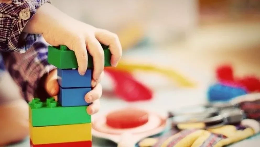 ¿Qué tareas pueden realizar los niños de los 2 a los 12 años para enseñarlos a ser responsables?