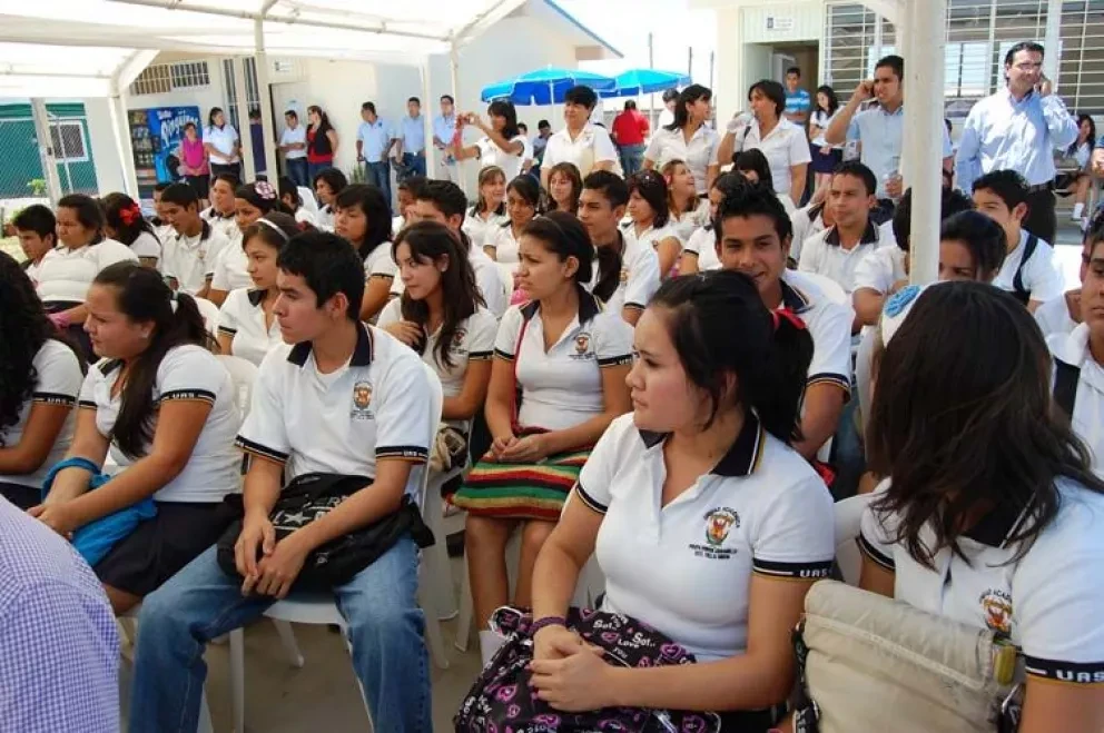 ¡No dejes la escuela! Beca para la Continuación de Estudios