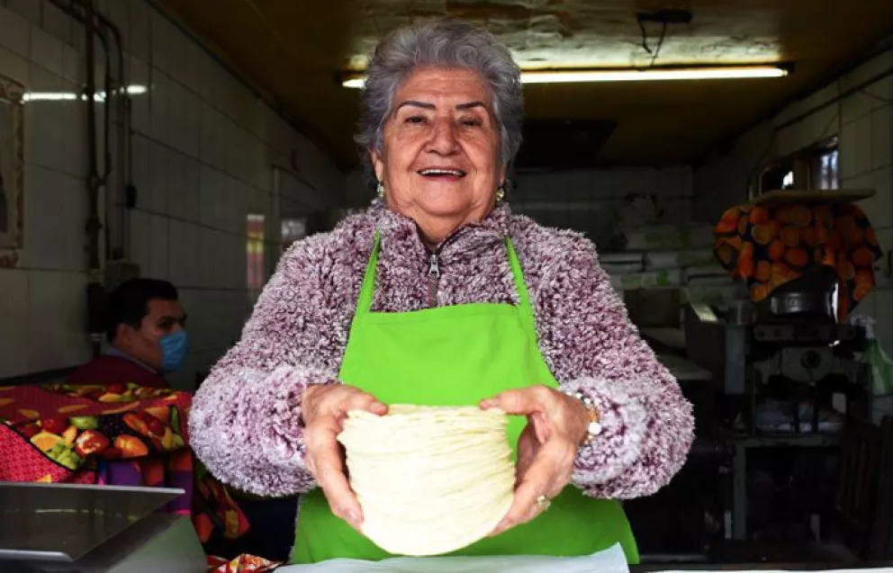 [VIDEO] Doña Mica hace las tortillas en Villa Juárez desde 1967