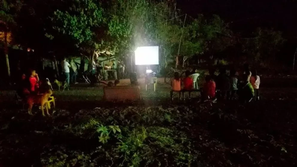 Proyectan película en el parque Diana Laura en Villa Juárez