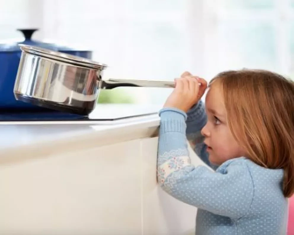 Niña se quema con agua hirviendo y pide ayuda al 911