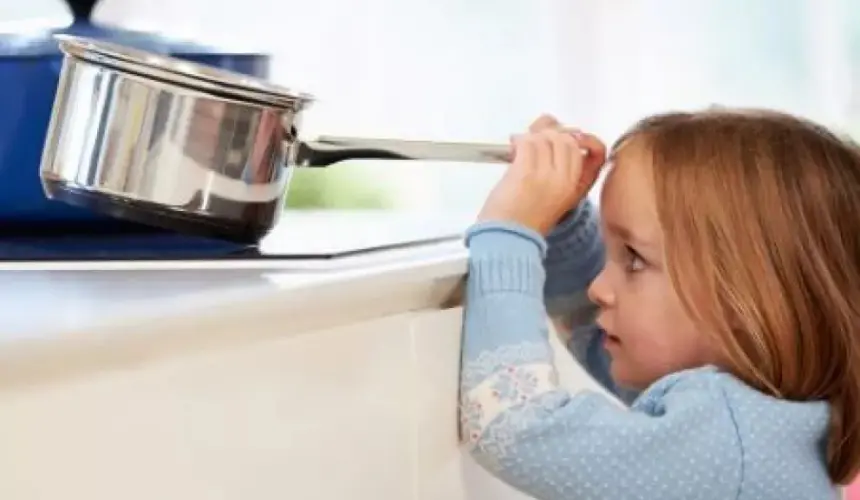 Niña se quema con agua hirviendo y pide ayuda al 911