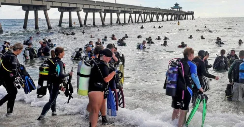 Más de 600 buzos establecen récord mundial al recoger basura del fondo del mar