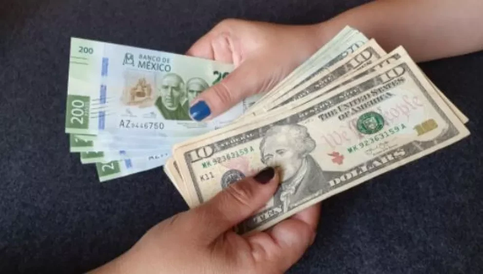 Migrantes mexicanos en EU ya tienen tarjeta del banco del bienestar
