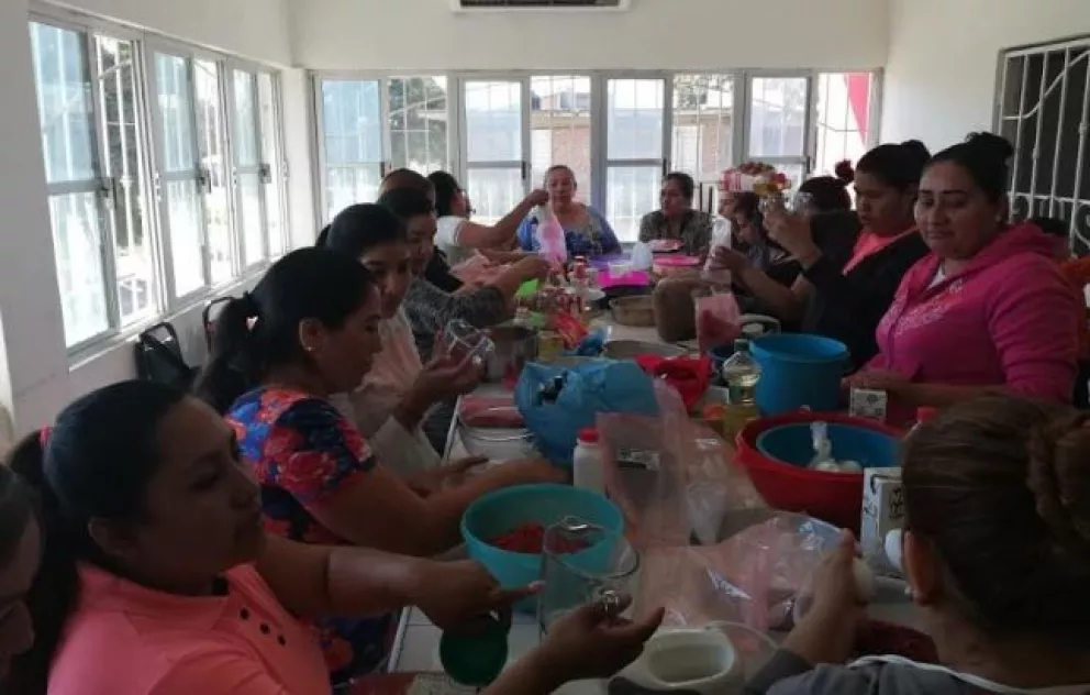 Capacitan en repostería a madres de Villa Juárez