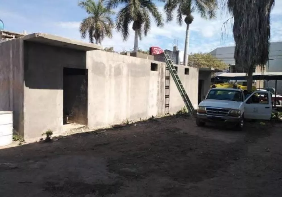 Rehabilitan baños de la cancha de baile de Villa Juárez