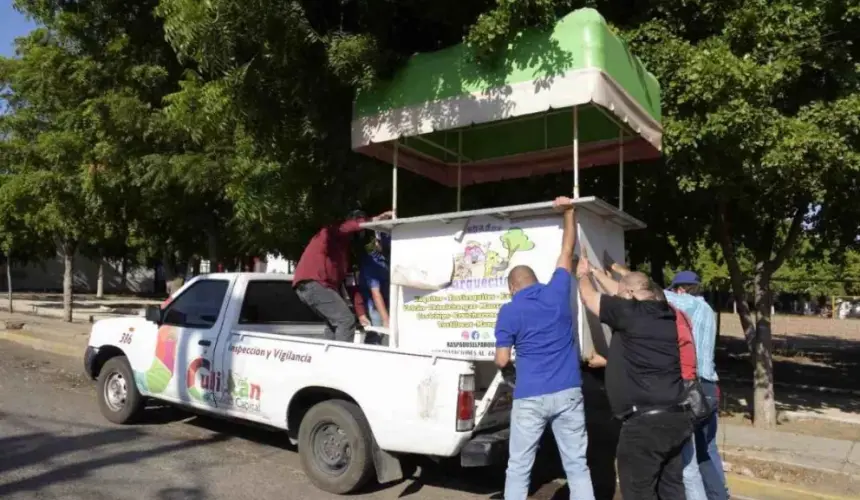 Retira ayuntamiento puestos de comida en fraccionamiento Canaco