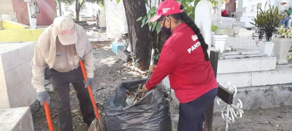 Retiran 14 toneladas de basura en panteones de Culiacán