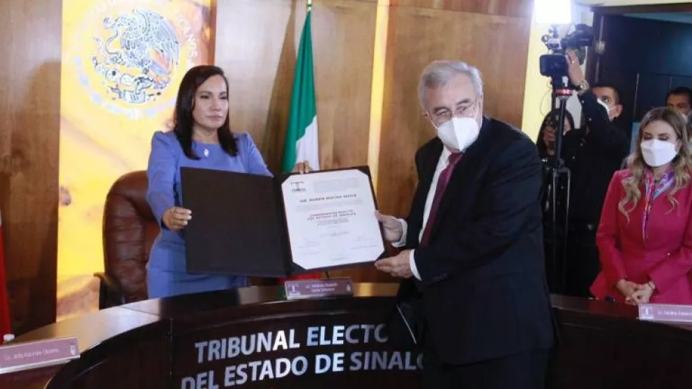 Rocha Moya recibe constancia como gobernador de Sinaloa