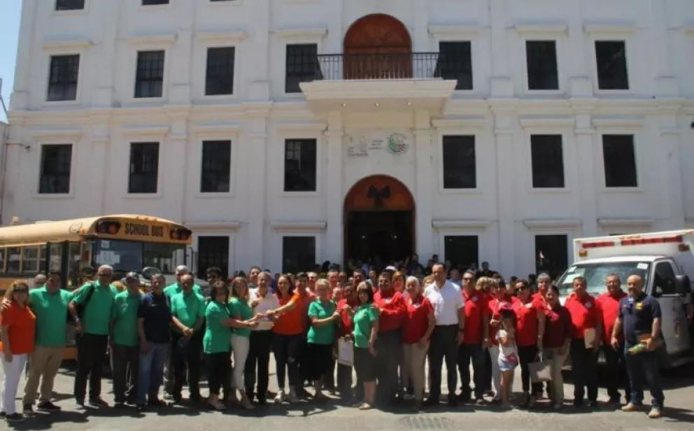 Rotarios de Canadá donan camión de pasaje a Villa Juárez